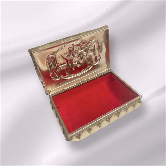 Vintage Footed Colonial Trinket Box Interior with Red Lining Made in Japan - Picture 9 of 10